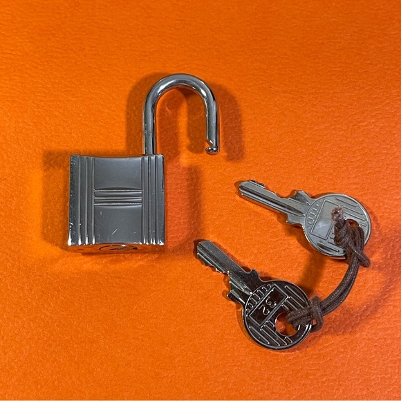 Hermes Palladium Cadena Padlock Rare #32 & Hermes Mini Clochette Epsom Bag Charm - Picture 5 of 16
